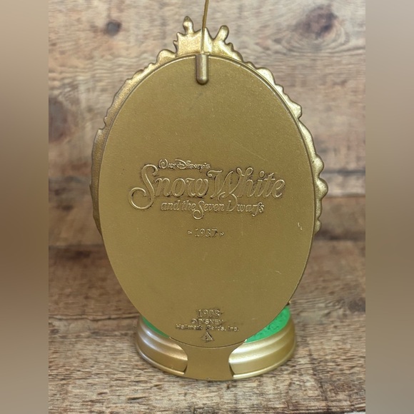 Hallmark Keepsake Ornament 1998 Walt Disney's Snow White Enchanted Memories - Picture 6 of 9